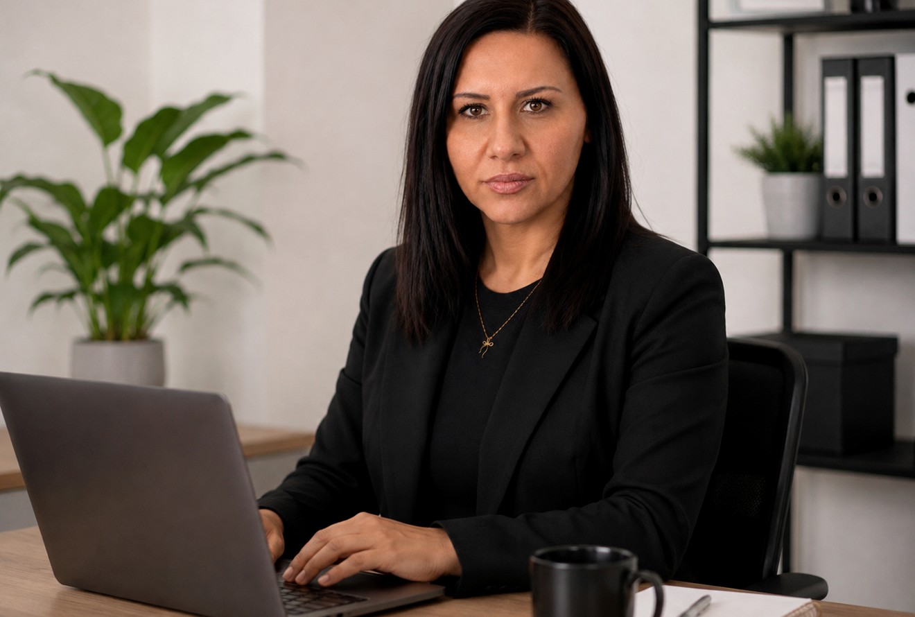 Karolina Król pracująca przy laptopie